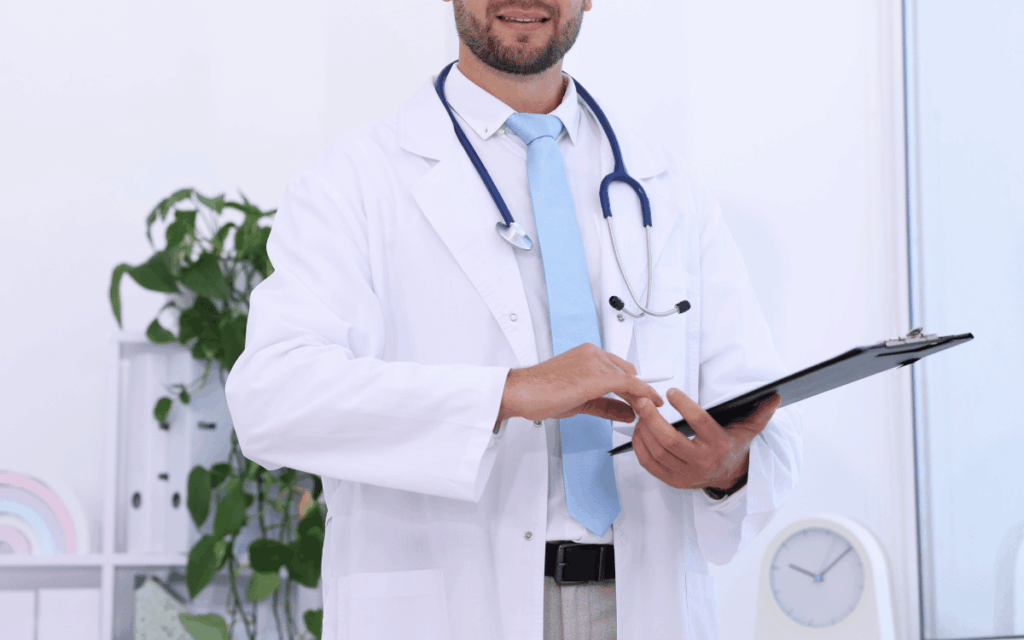 médico realizando prueba de visión en certificado médico en Barcelona