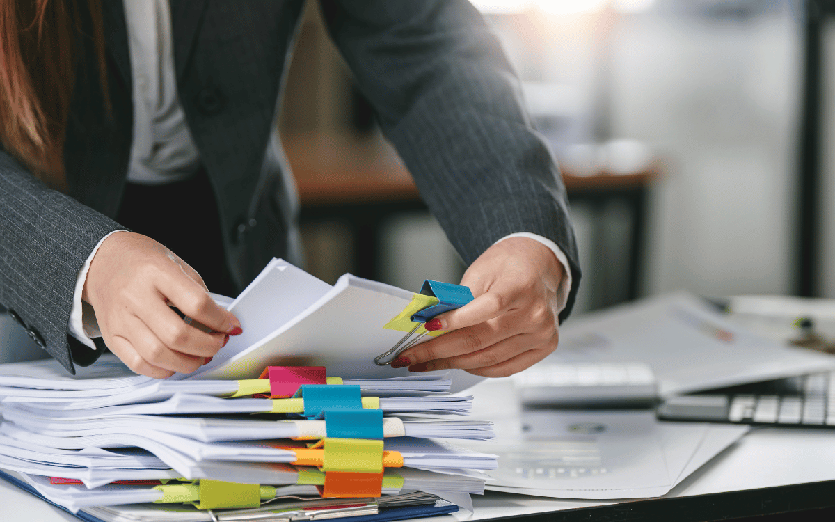 persona preparando documentación para renovar carnet de conducir