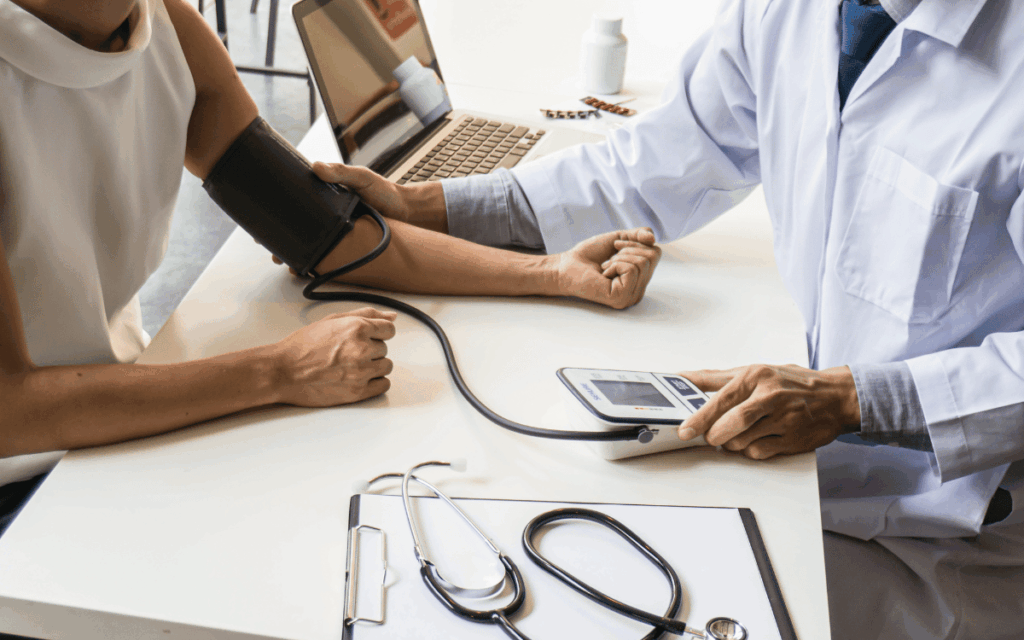 Profesional realizando pruebas para certificado médico de conductores
