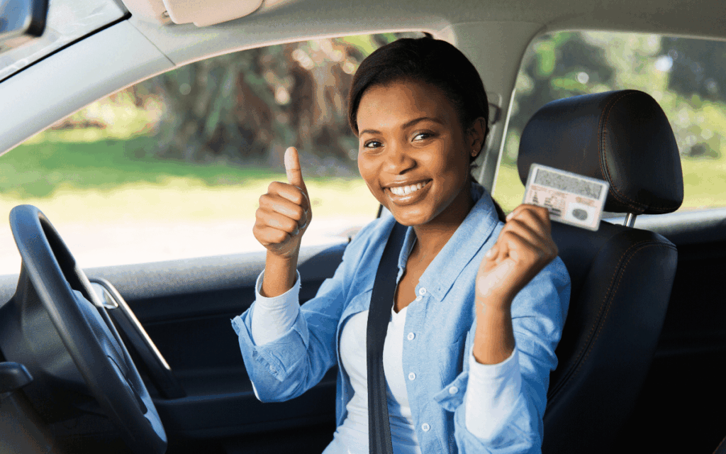 Persona realizando la renovación del carnet de conducir